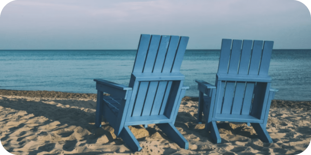 Deux chaise de plage bleue devant la mer