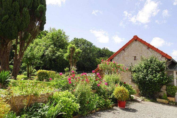 Grande maison avec jardin à surville dans le sud de la France